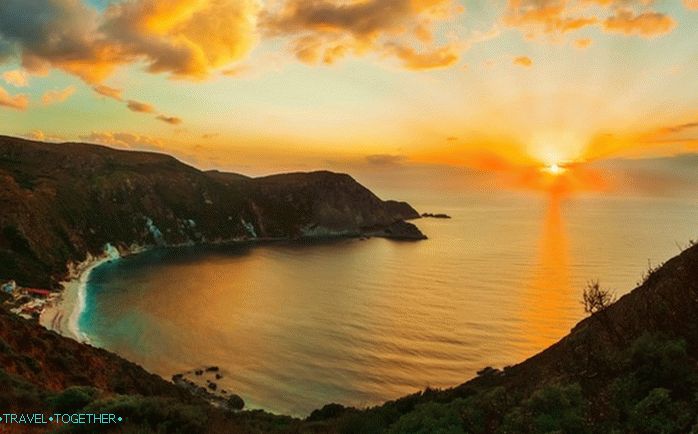 10 Greek places with the most romantic sunsets