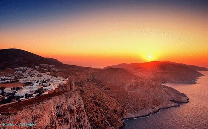 10 Greek places with the most romantic sunsets