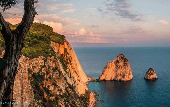 10 Greek places with the most romantic sunsets