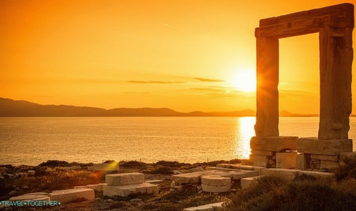 10 Greek places with the most romantic sunsets