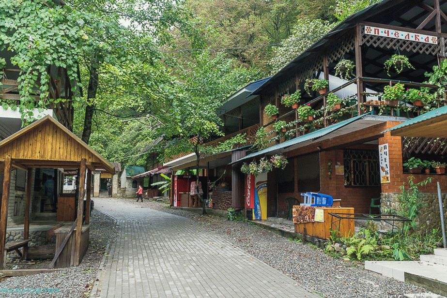 From parking to ticket office you walk along souvenir shops