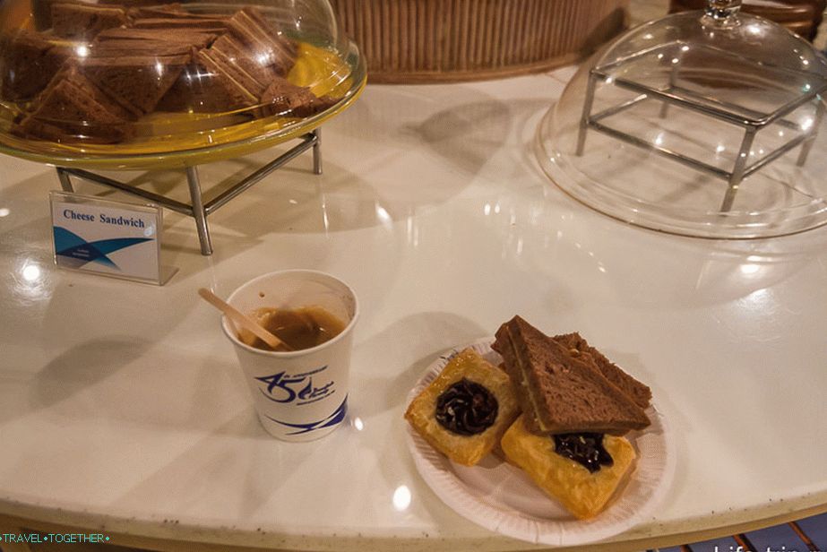 A bit of fast food before the flight