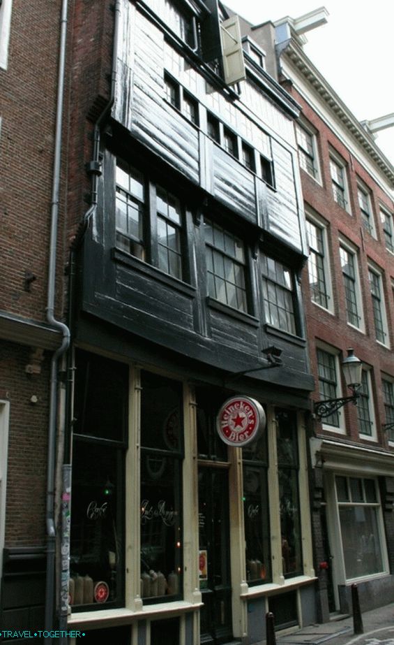 Old wooden house at Zeedijk 1