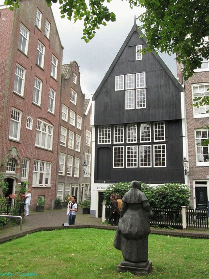 The oldest house in Amsterdam - Begijnhof 34