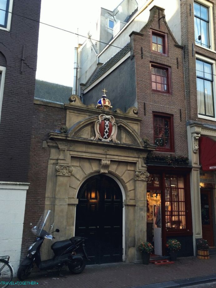 The house at Oude Hoogstraat 22 has a facade width of just over 2 meters.