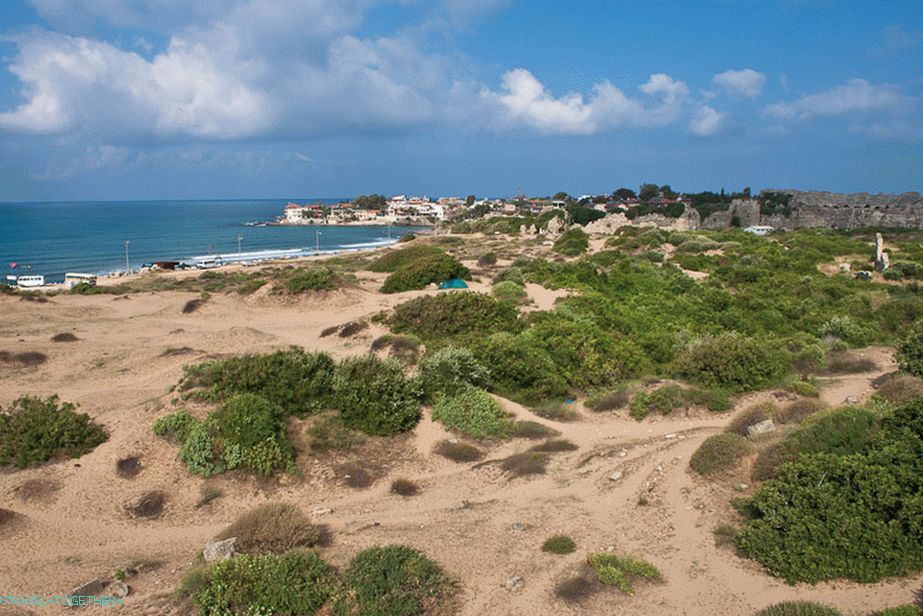 Sand and ruins, what else do you need?