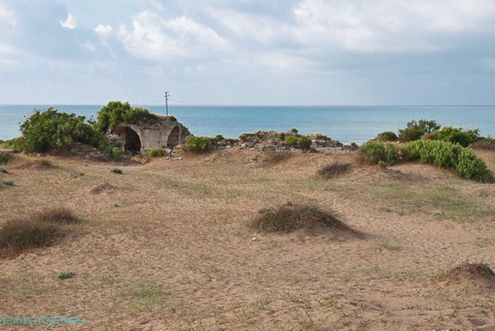 Side beaches in Turkey and ruins on them.