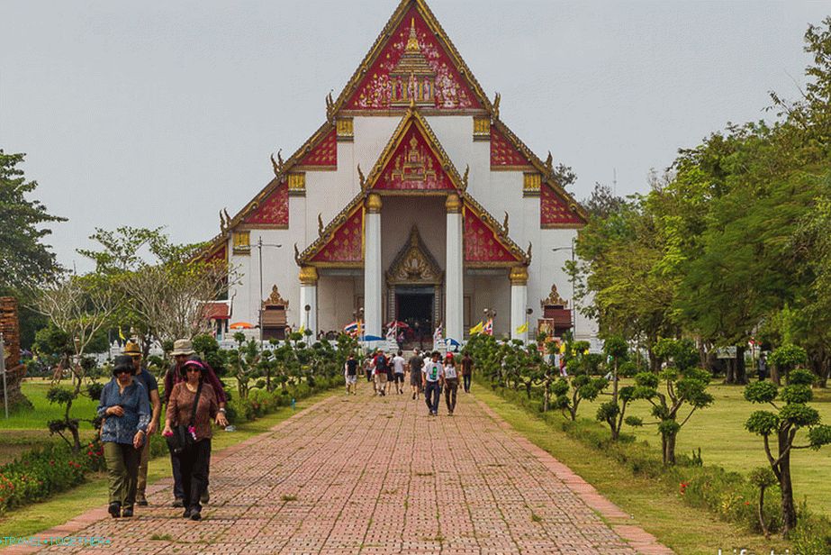 Modern viharn next to Wat Phra Si Sanphet