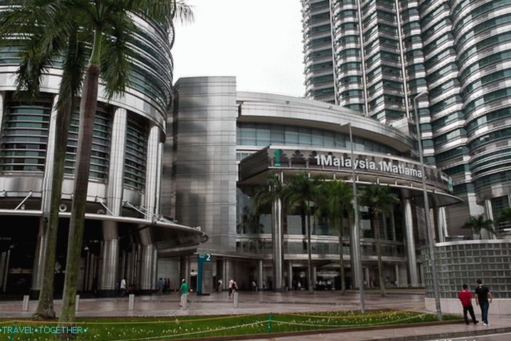 Shopping center at the bottom of the towers of Petronas