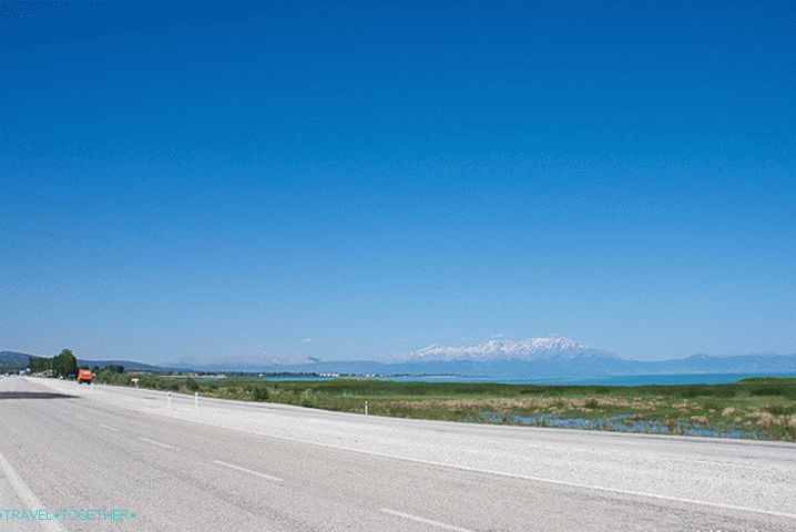 The road along Lake Beyşehir.
