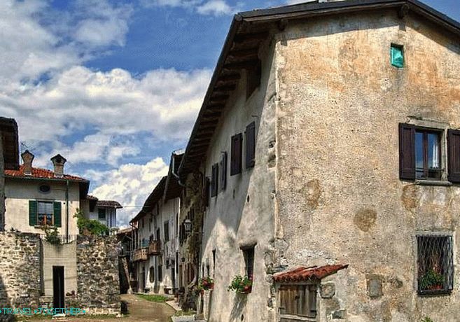 The village (Borgo) Camerata-Cornello
