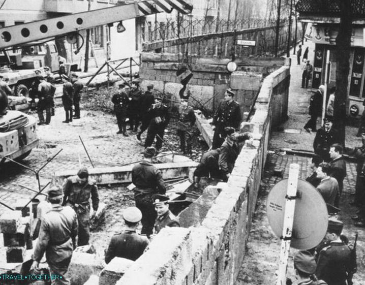 Building the Berlin Wall
