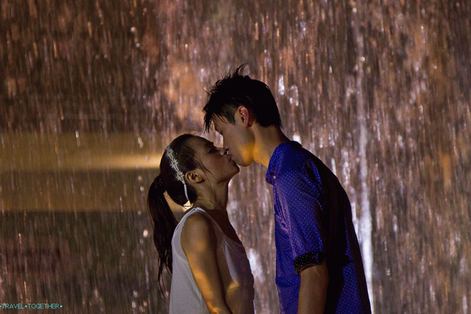 Love story in Hong Kong at the fountain