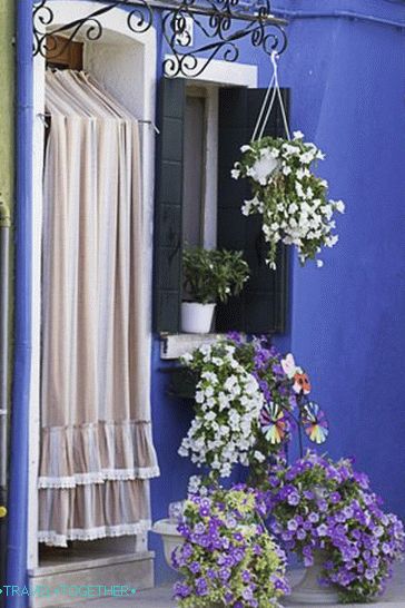 The doors to the burans are usually covered with striped curtains. Protection from heat and ... from the eyes of tourists.