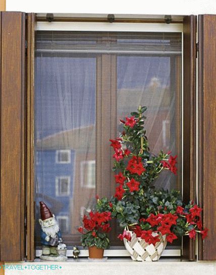 Besides the colorful walls of the houses, the Buranza manifest themselves in countless details of the exterior. These dwarfs and flowers adorn the usual window.