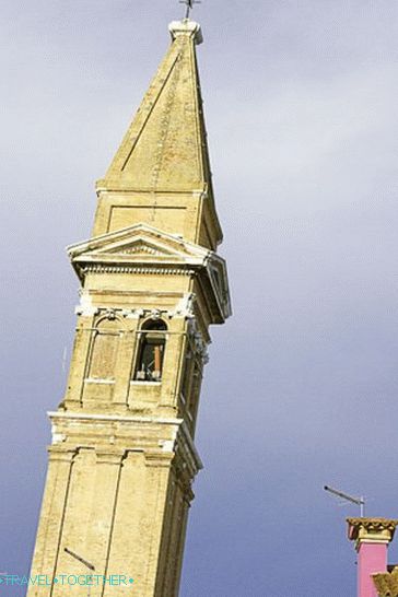 The campaign on Burano has a slope that is in no way inferior to the Leaning Tower of Pisa. It is scary to even be near the Campanile.