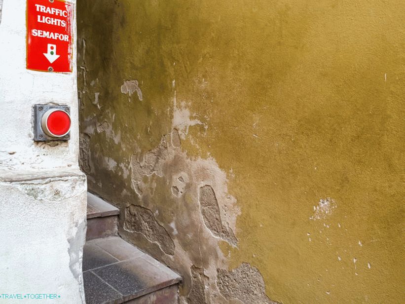 The narrowest street in Prague with a traffic light - Vinarna Chertovka