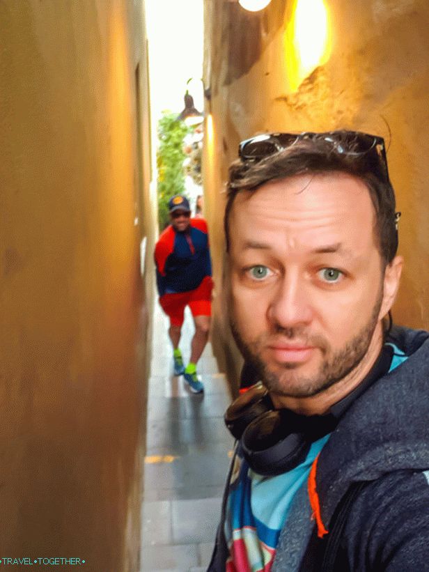 The narrowest street in Prague with a traffic light - Vinarna Chertovka