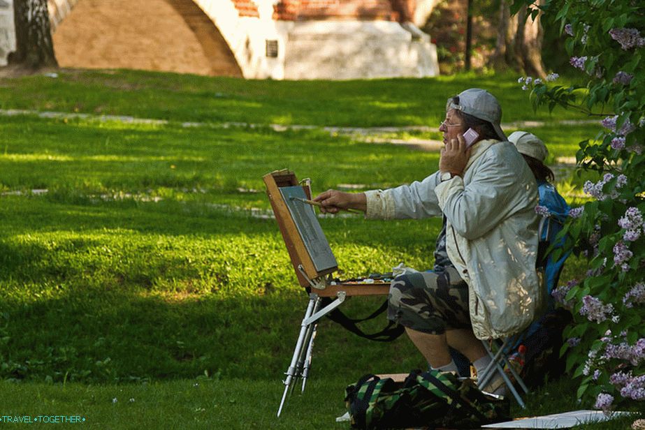 Artists are hiding in the shade of trees