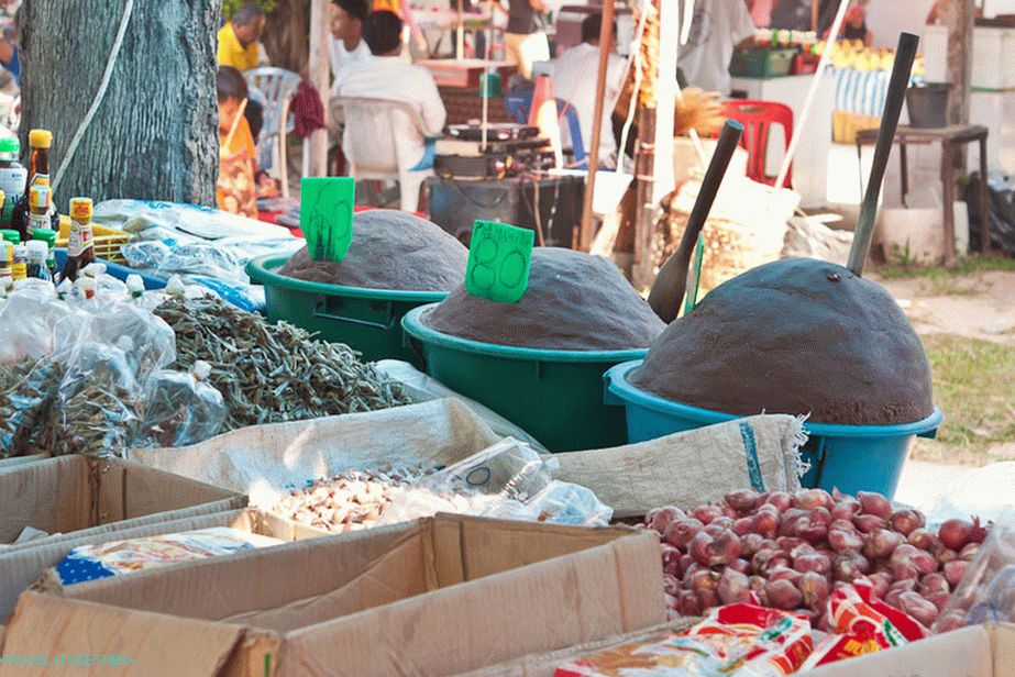 Strange waders in buckets