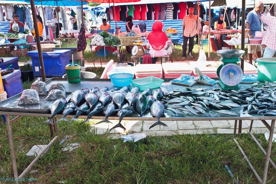 Fish and seafood usually lie on ice