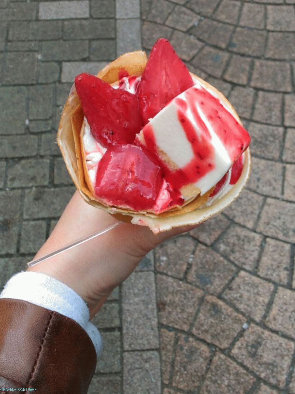 Pancake with cream and fruit