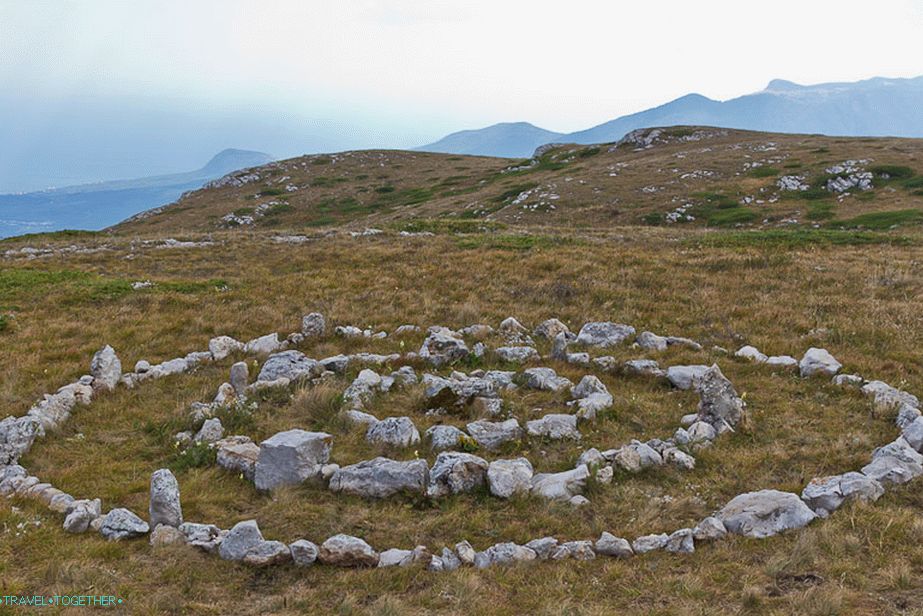 Someone has laid out several circles from a stone