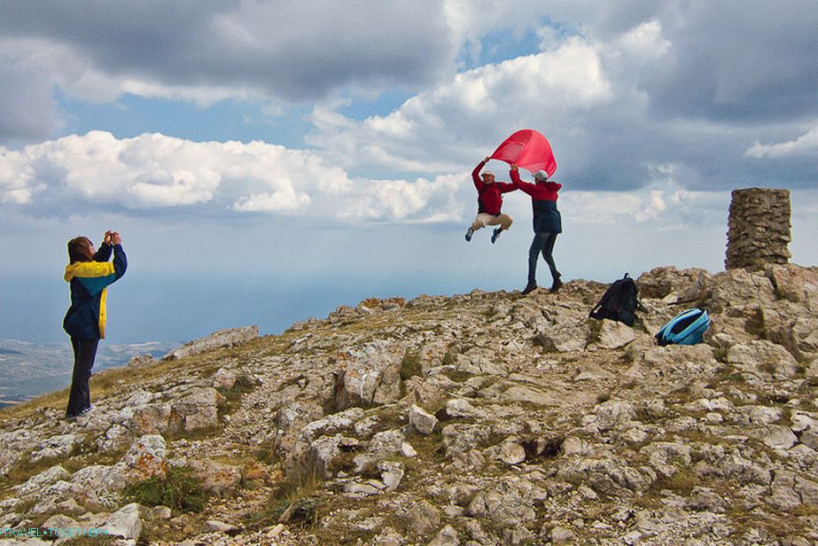 Unsuccessful attempts to jump at the same time