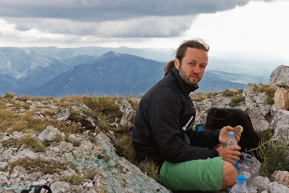 I eat contented gingerbread with water