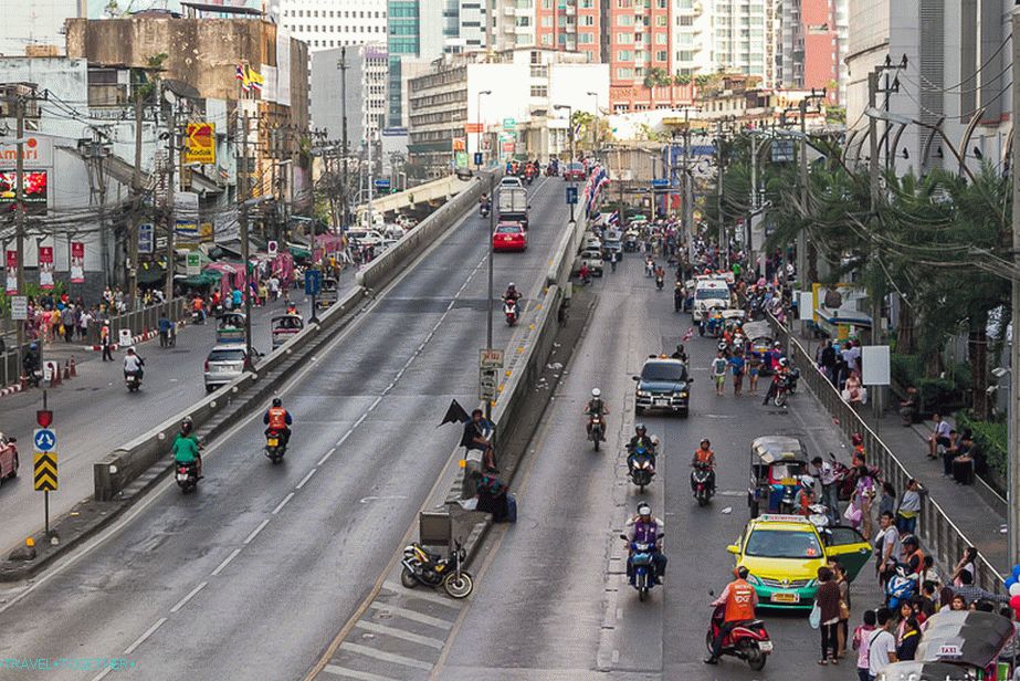 Near Pantip Plaza the road goes, and the street perpendicular to it is occupied by demonstrators