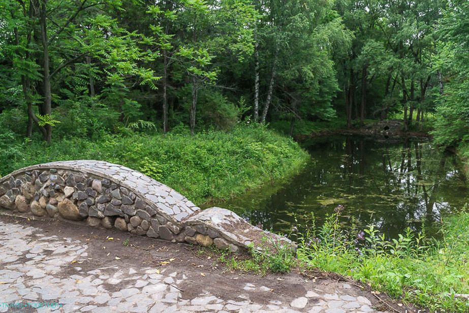 The bridge over the cascade of ponds
