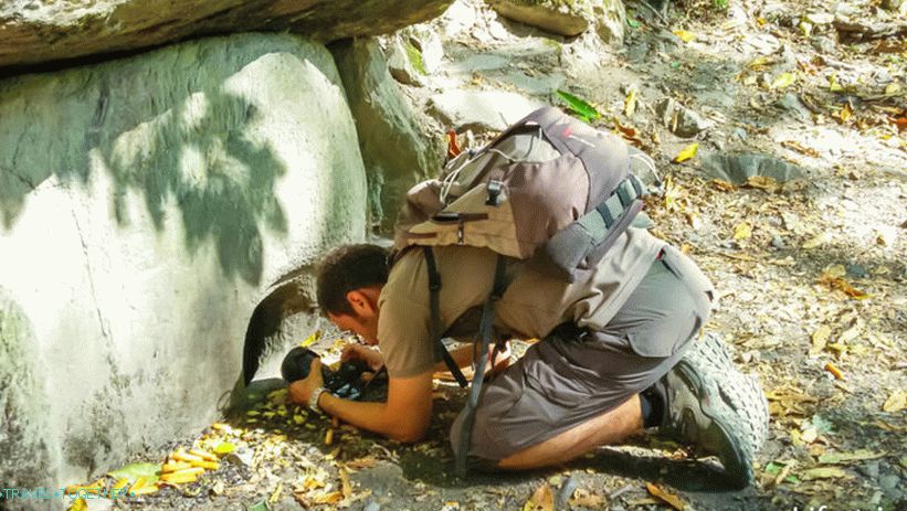 I try to photograph the inside of the dolmen