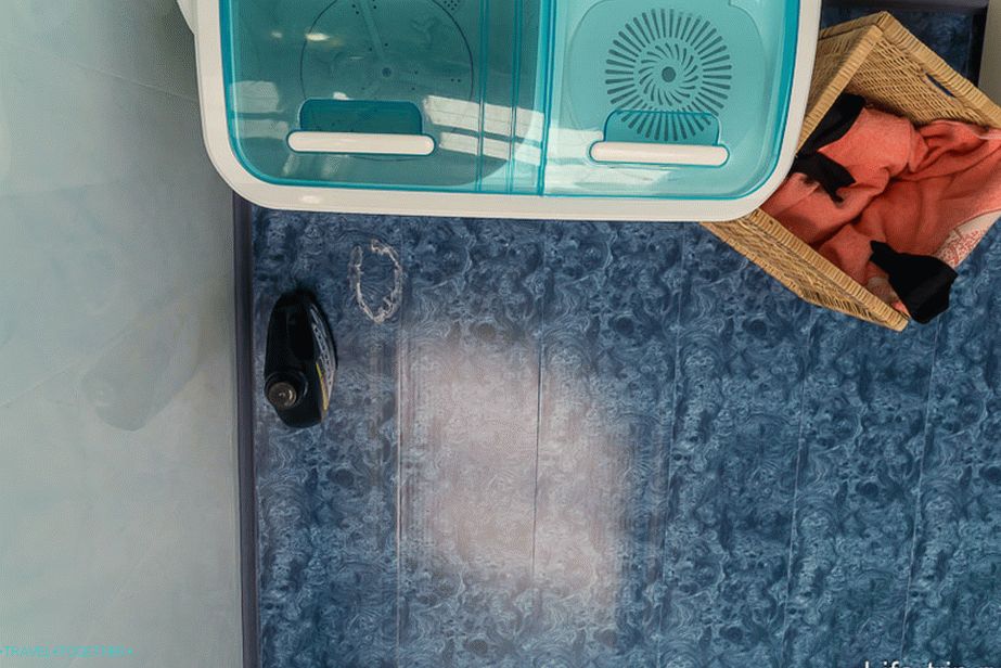 One of the bottles fell off, there was only a glue trace