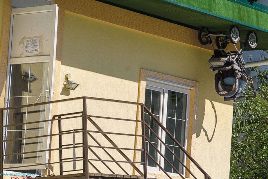 Even the carriage was hung at the entrance