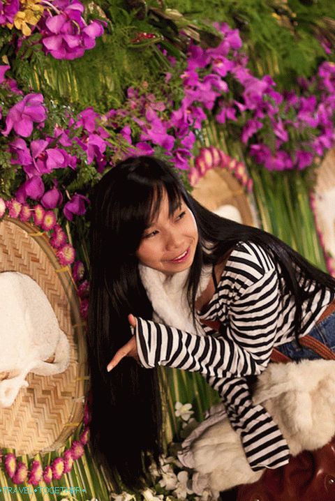 Thai girls love to be photographed so much!