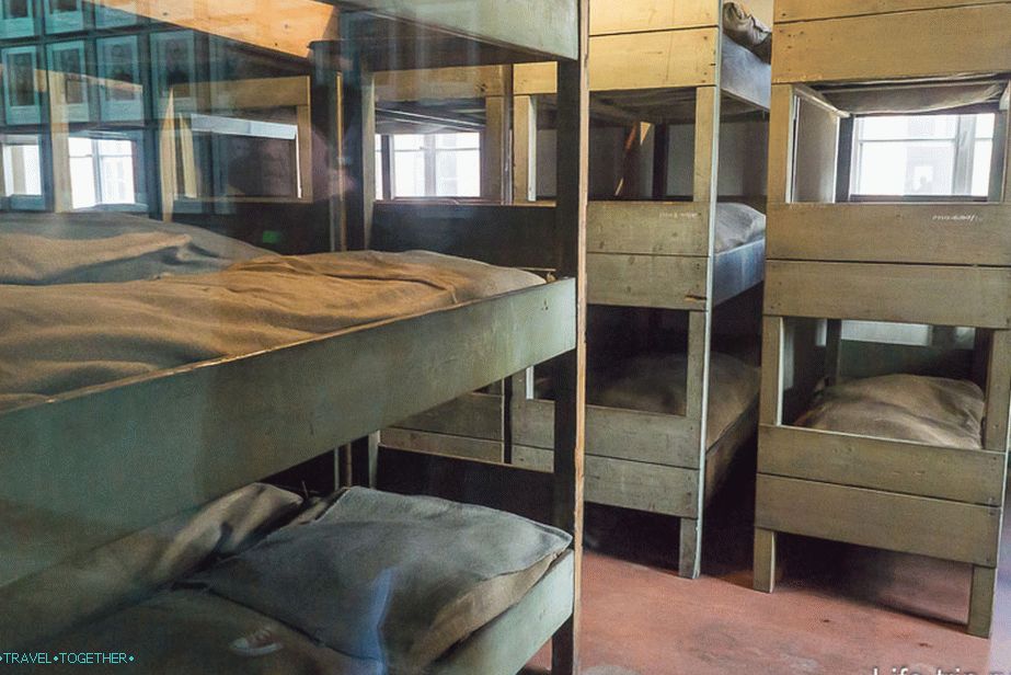 Living room with a three-story plank bed