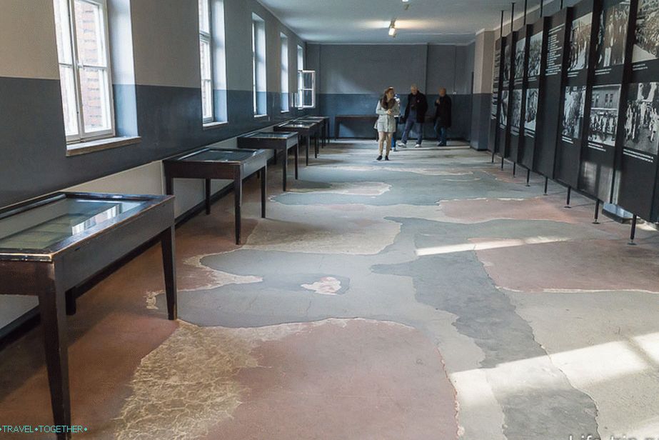 The floor and stairs in the blocks are crushed