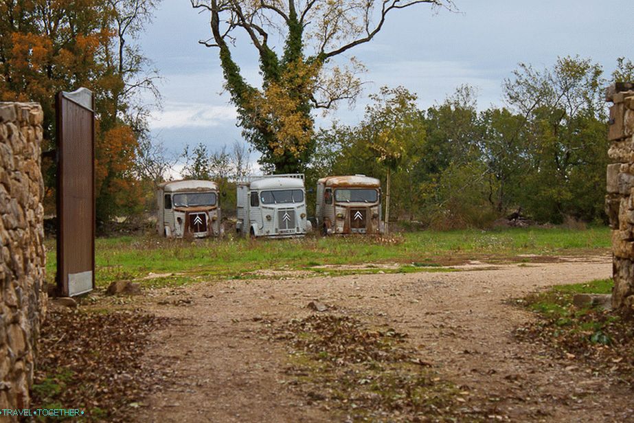 3 old Citroen someone in the yard