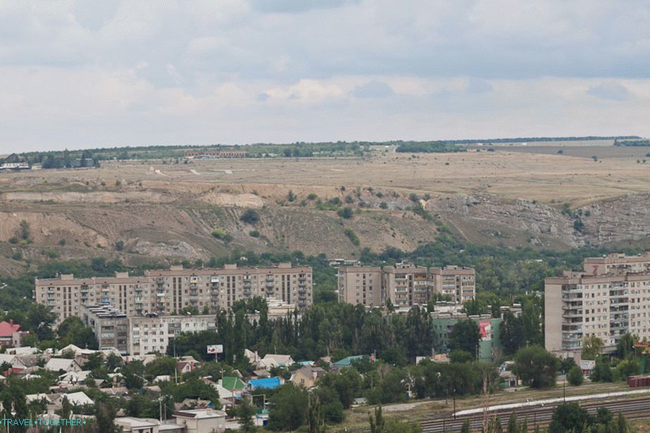 Behind the houses is the goal of the Avil Mountains