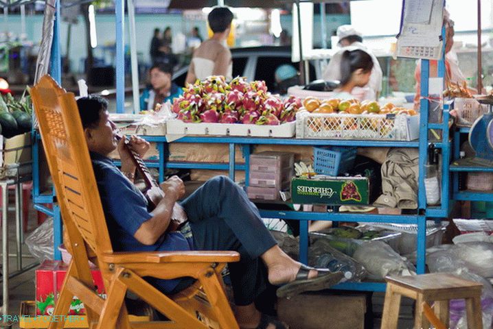 The seller of fruits and vegetables will still play you and sing