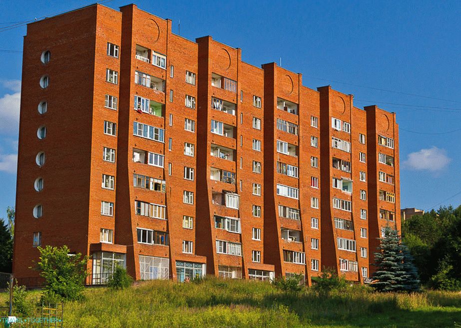 The inhabitants of the lower floors have more balconies