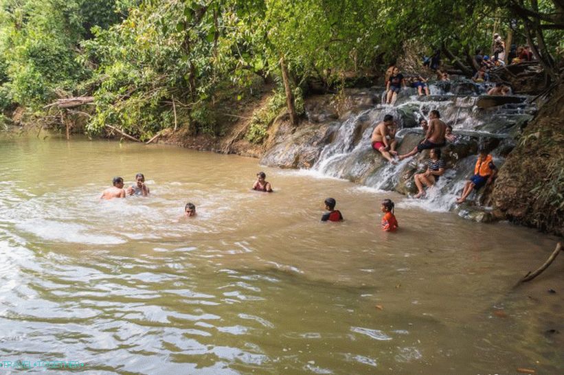 Water flows into the river, from the bottom of which hot jets also make their way
