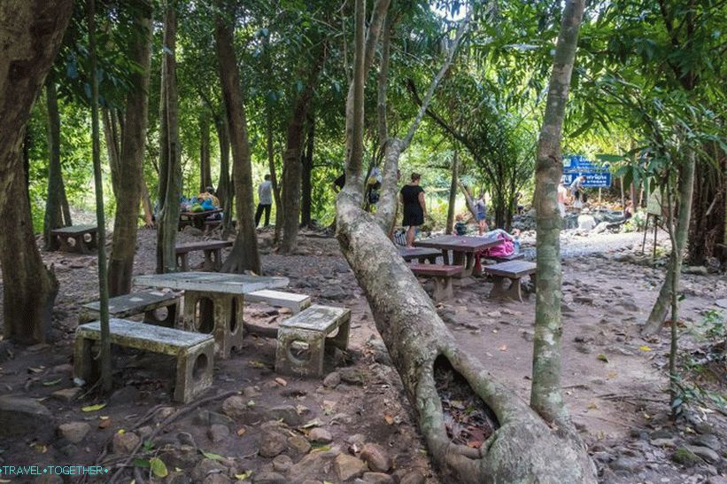 In the shade near the sources there is a lot of concrete furniture, you can eat without leaving the checkout.