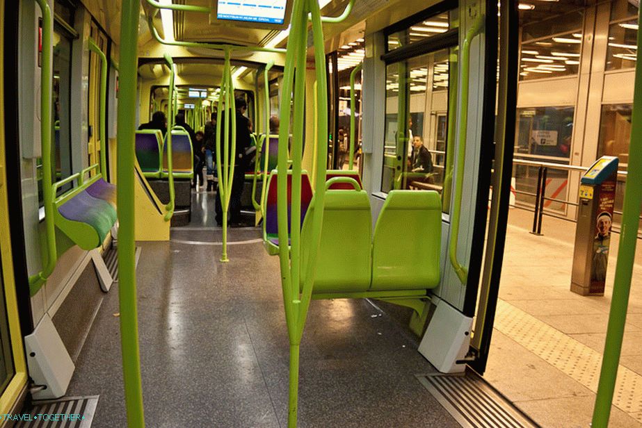 Entrance to the Grenoble tram without parochka