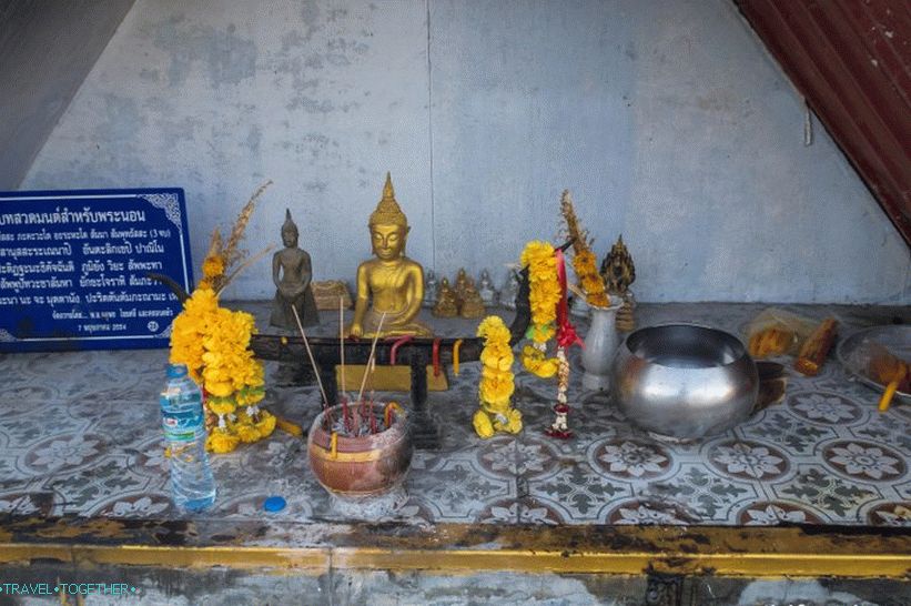 Temple of the Reclining Buddha in Phuket - Wat Sri Sunthon