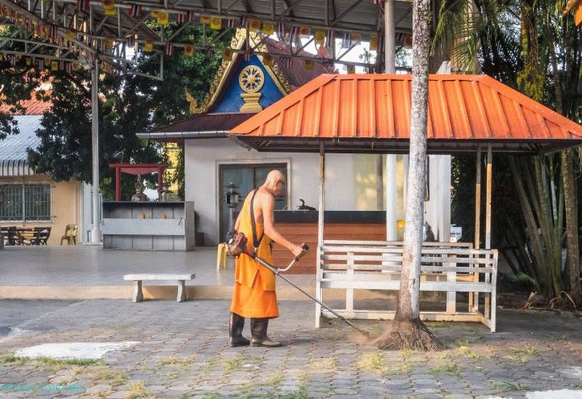 Temple of the Reclining Buddha in Phuket - Wat Sri Sunthon
