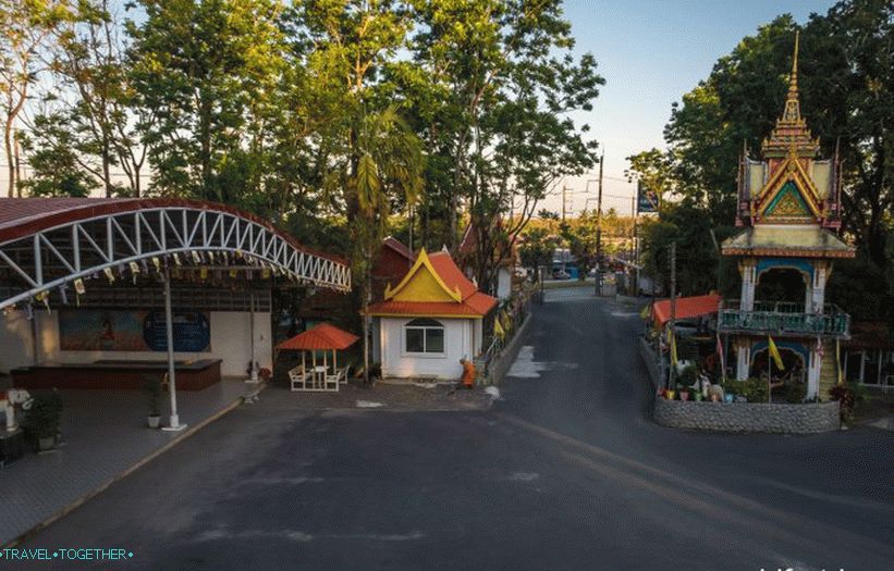 Temple of the Reclining Buddha in Phuket - Wat Sri Sunthon