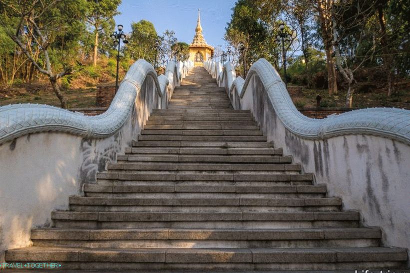 Stairs to the temple Phra Mondop