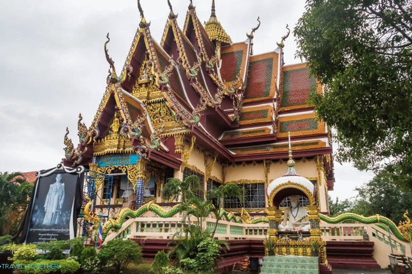 And this is an old temple on the shore, which is constantly closed