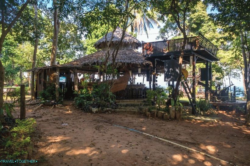 Cafe Monkey Bar on Phi Phi - for introverts and meeting dawn